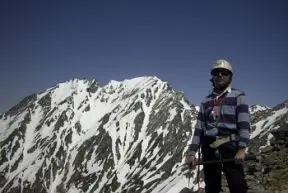 奥穂をバックに明神岳山頂にて 奥穂をバックに明神岳山頂にて