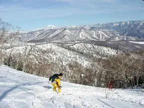 燧ケ岳を正面に荒砥沢に滑り込む 燧ケ岳を正面に荒砥沢に滑り込む