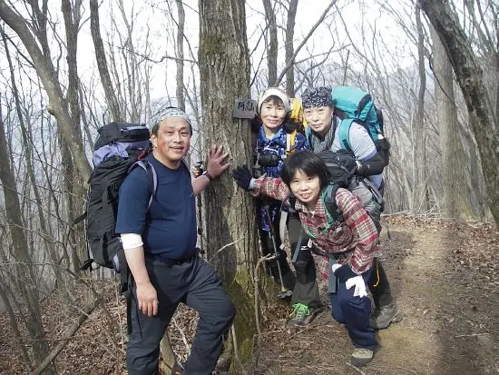 阿梨山の頂上です なぜか前かがみ