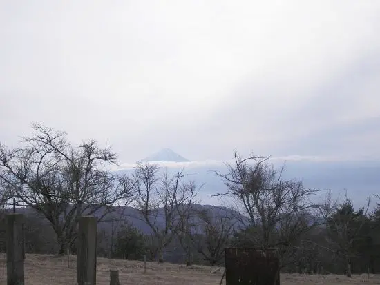 山頂から正面に富士山が見えます