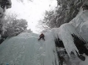 雪降る南沢小滝にて 雪降る南沢小滝にて