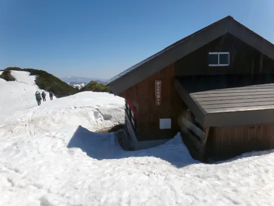 快適な中ノ岳避難小屋へ到着!